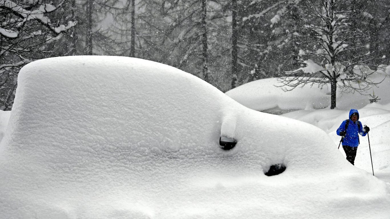Schneemassen in der Steiermark: Die beliebte Touristenregion kämpft mit dem Winter. Hunderte Einwohner und Gäste sind eingeschlossen.