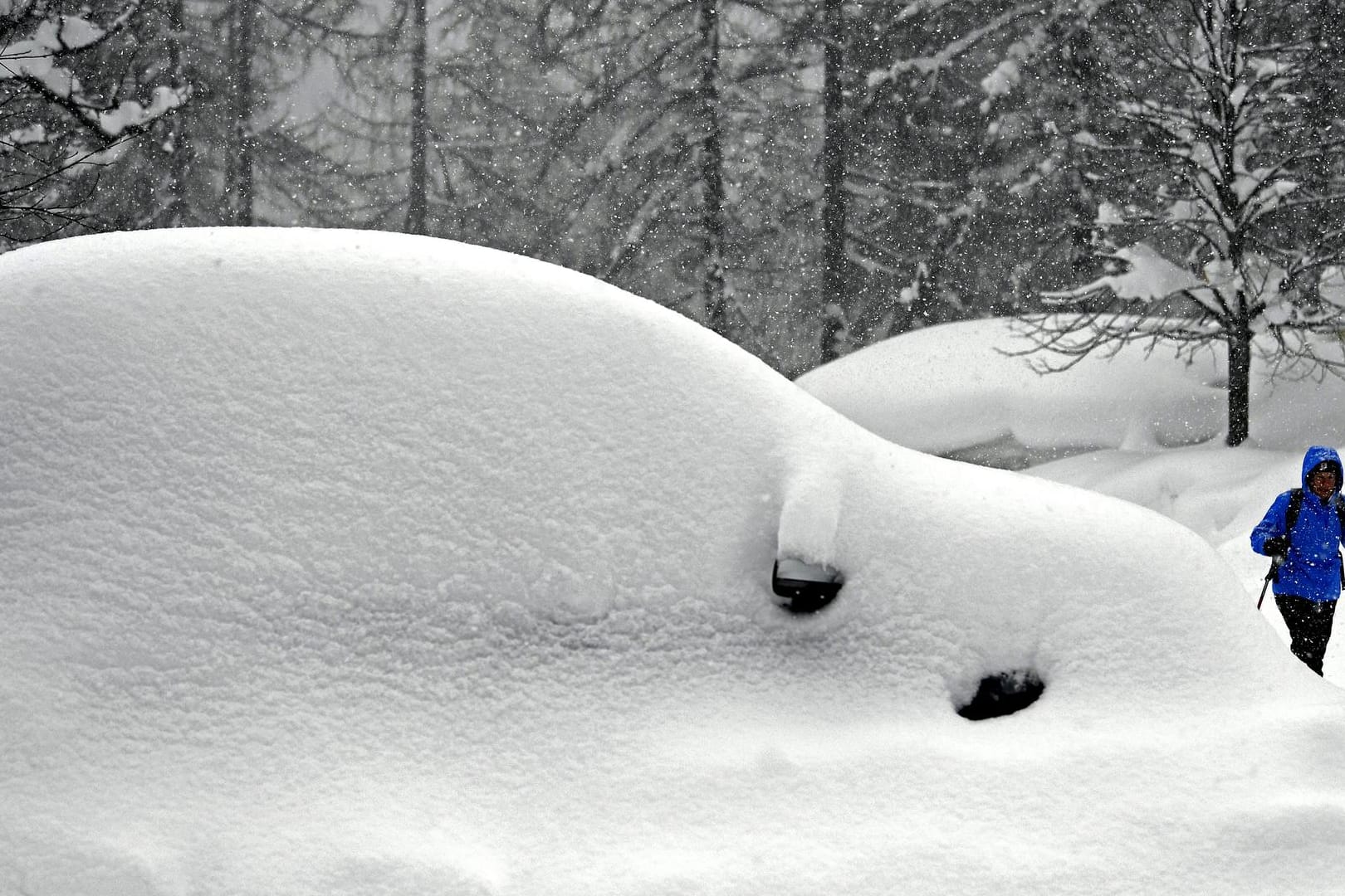 Schneemassen in der Steiermark: Die beliebte Touristenregion kämpft mit dem Winter. Hunderte Einwohner und Gäste sind eingeschlossen.