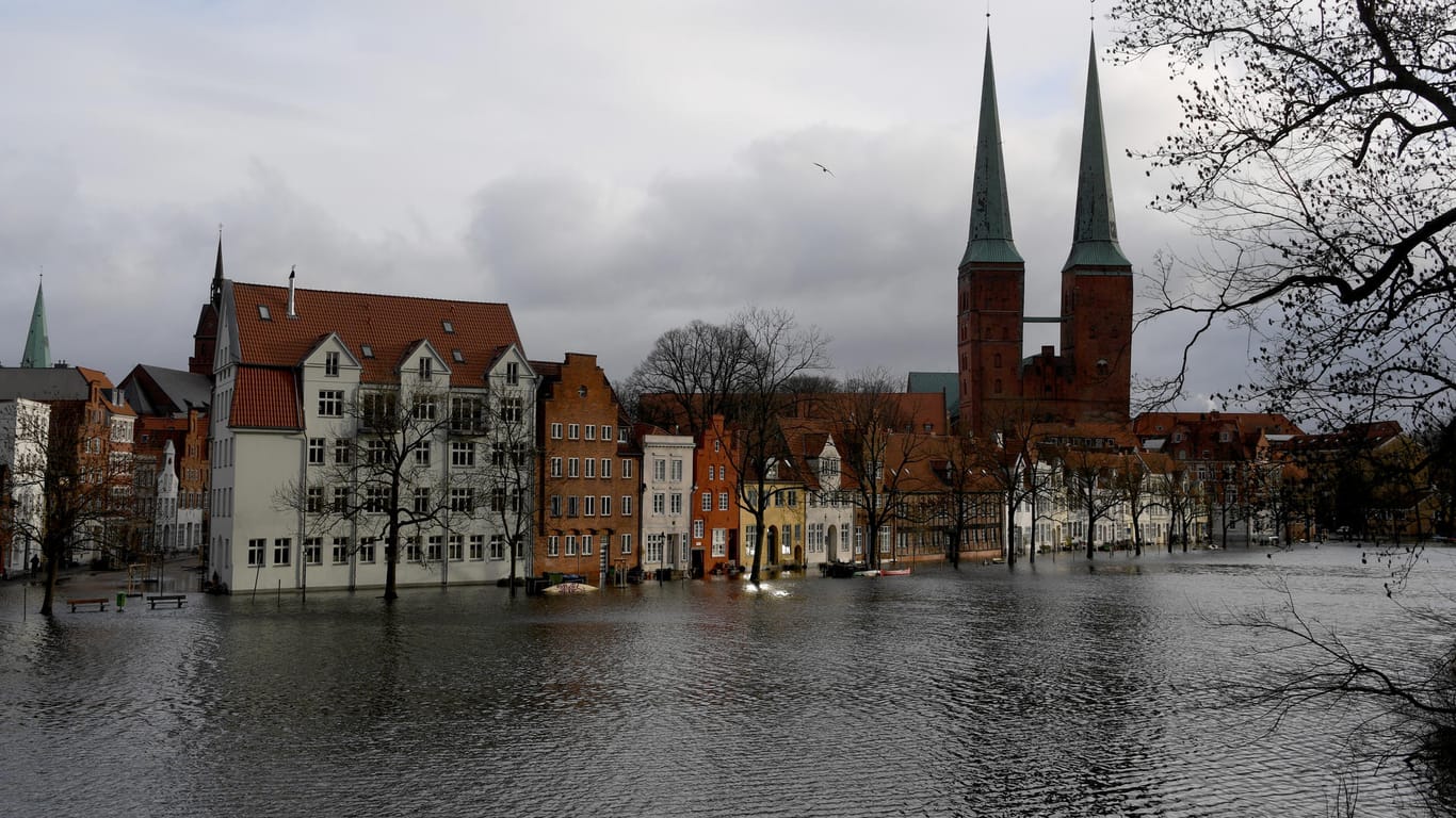 Lübeck: Das Wasser der Trave hat Bereiche der Altstadt an der Obertrave überflutet.