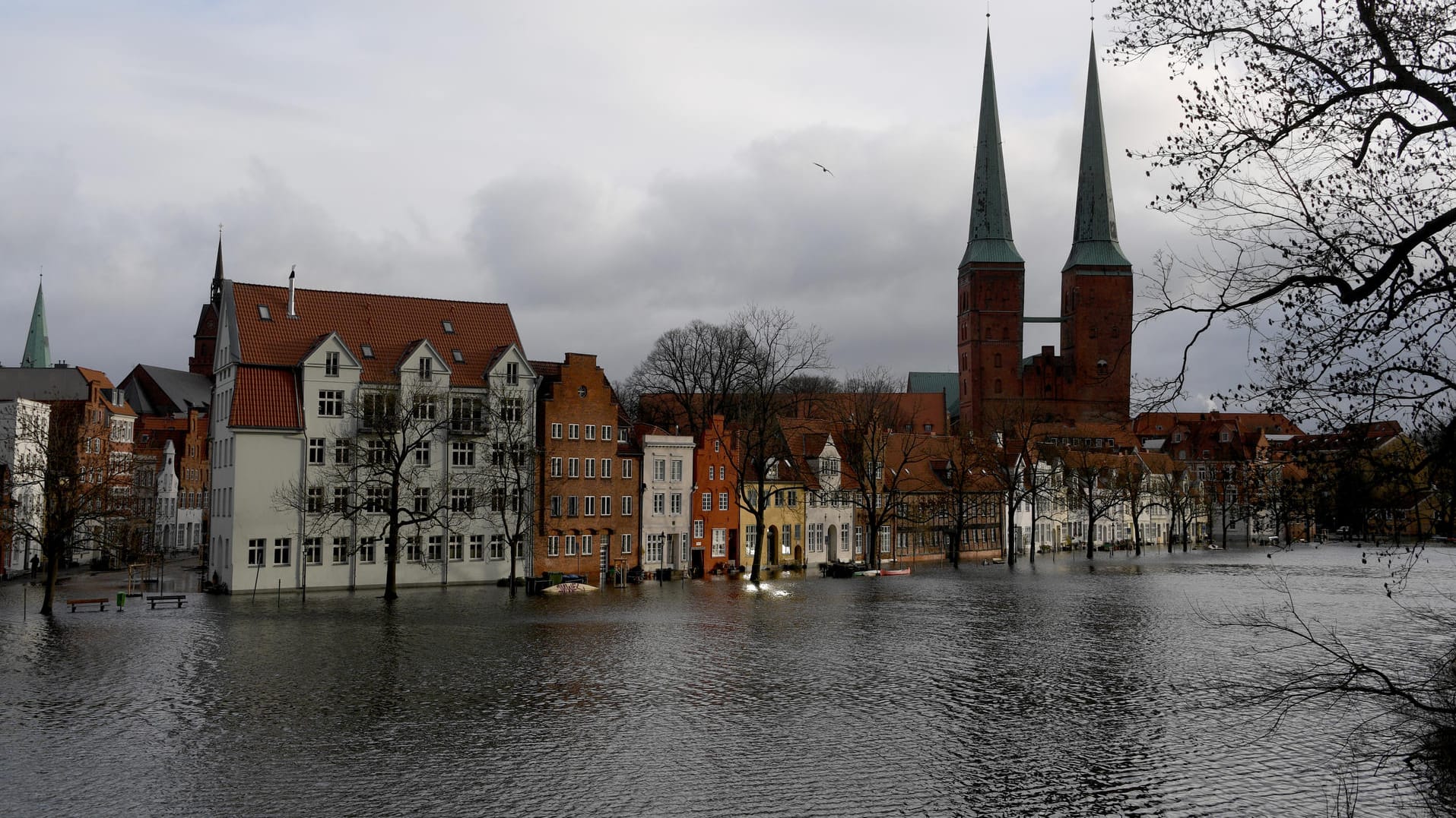 Lübeck: Das Wasser der Trave hat Bereiche der Altstadt an der Obertrave überflutet. Lübeck: Das Wasser der Trave hat Bereiche der Altstadt an der Obertrave überflutet.