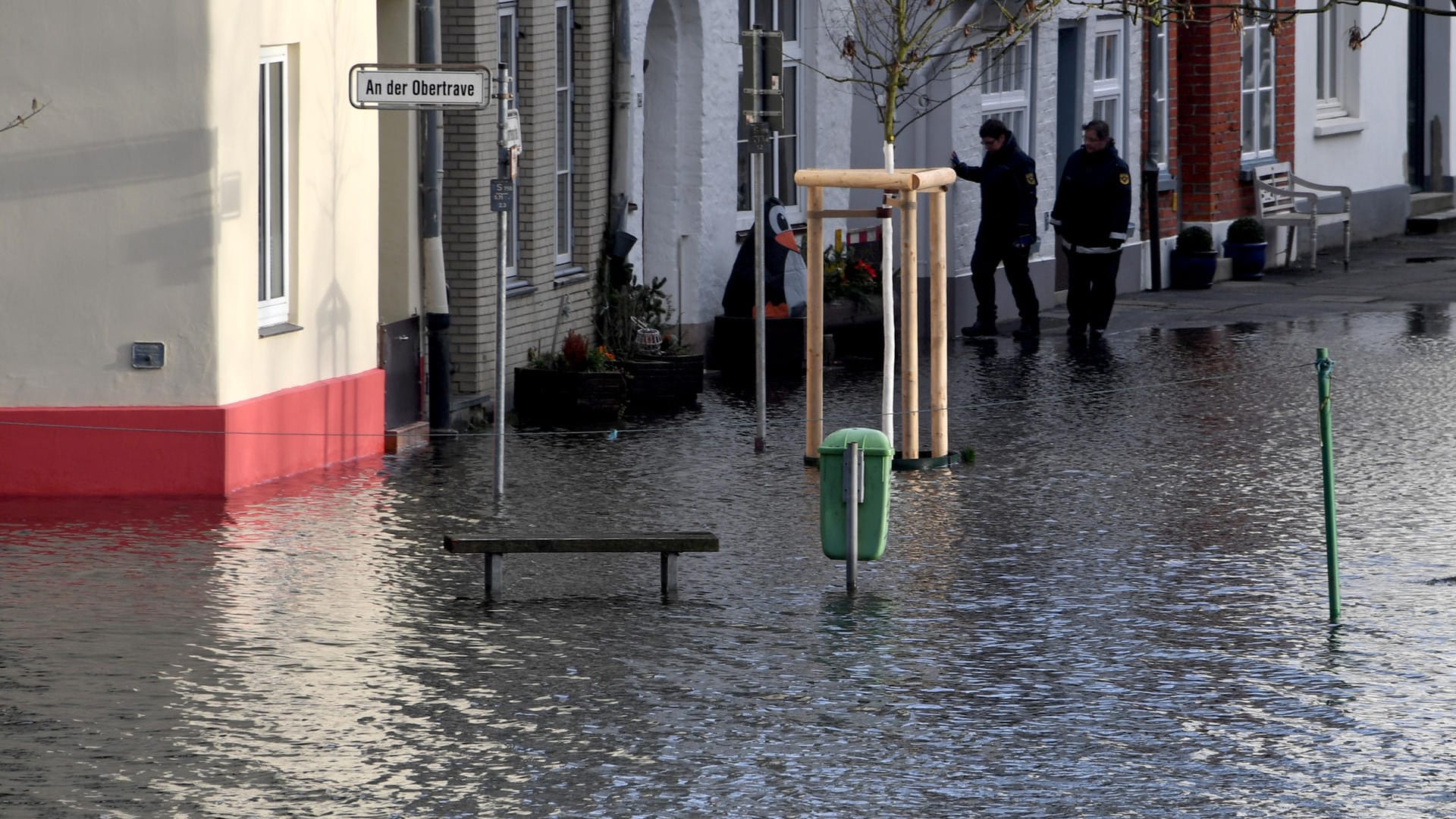 Straße unter Wasser: Es wird noch weiter mit einem steigenden Pegel gerechnet.
