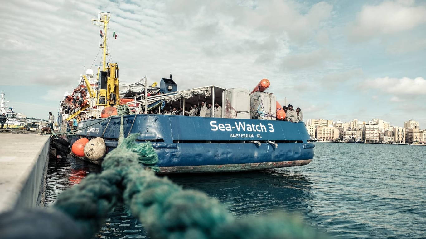Die "Sea-Watch 3" im Hafen von Trapani, Sizilien (Archivbild): Nach einer tagelangen Hängepartie durfte das Schiff in Malta anlegen.