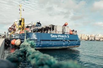 Die "Sea-Watch 3" im Hafen von Trapani, Sizilien (Archivbild): Nach einer tagelangen Hängepartie durfte das Schiff in Malta anlegen.