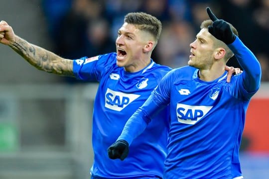 Steven Zuber (l) jubelt bei 1899 Hoffenheim mit Andrej Kramaric über ein Tor.