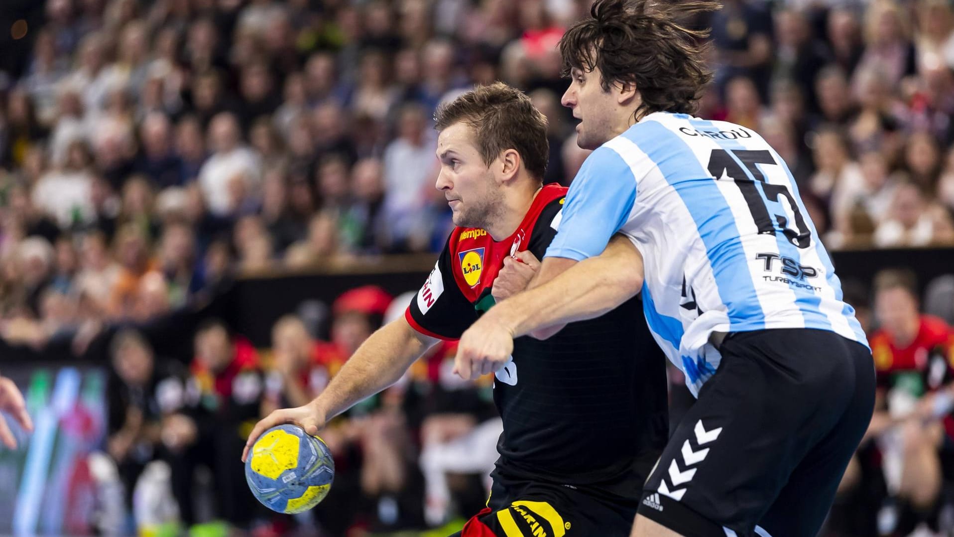 Fabian Böhm (l.) im Zweikampf mit Argentiniens Carou.