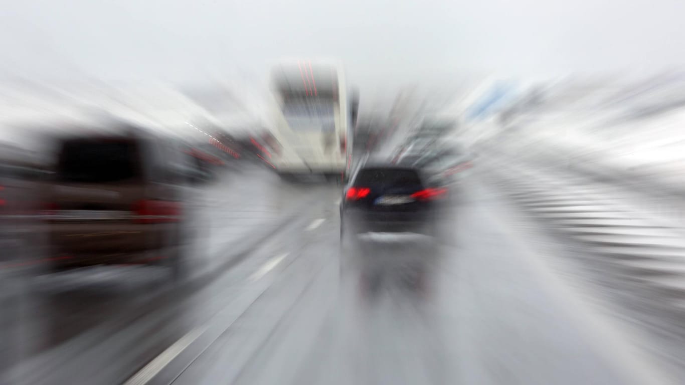 Busunfall in Bayern: Die Polizei hält die winterlichen Straßenverhältnisse für Unfallursache.