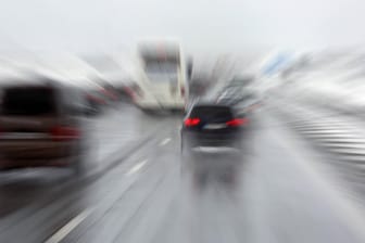 Busunfall in Bayern: Die Polizei hält die winterlichen Straßenverhältnisse für Unfallursache.