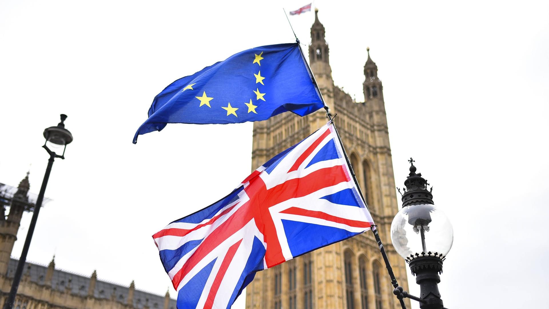 Die britische und die Europa-Flagge vor dem Parlament in London: Am Dienstag entscheiden die Politiker, ob sie den Brexit-Vertrag annehmen wollen.