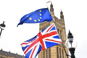 Die britische und die Europa-Flagge vor dem Parlament in London: Am Dienstag entscheiden die Politiker, ob sie den Brexit-Vertrag annehmen wollen.