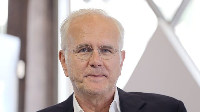 Harald Schmidt (61) hält seine fünf Kinder von Handy und Internet fern.