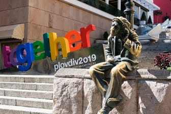 Die Skulptur "Milyo der Verrückte" und das Wort "zusammen" werben für die Kulturhauptstadt 2019.