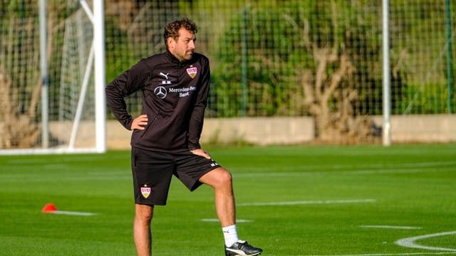 VfB-Trainer Markus Weinzierl ist froh, dass Benjamin Pavard immerhin noch bis zum Sommer in Stuttgart bleibt. VfB-Trainer Markus Weinzierl ist froh, dass Benjamin Pavard immerhin noch bis zum Sommer in Stuttgart bleibt.