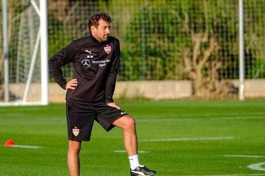 VfB-Trainer Markus Weinzierl ist froh, dass Benjamin Pavard immerhin noch bis zum Sommer in Stuttgart bleibt.