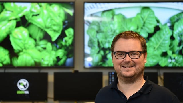 Raumfahrtingenieur Paul Zabel vor einem Hintergrund mit Fotos aus dem Gewächshaus in der Antarktis. Raumfahrtingenieur Paul Zabel vor einem Hintergrund mit Fotos aus dem Gewächshaus in der Antarktis.