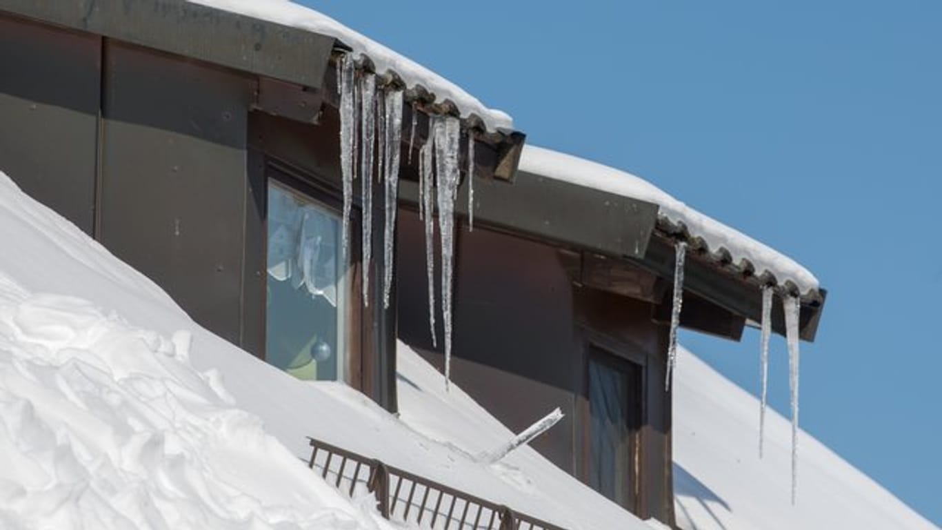 Richtet die Schneelast auf dem Dach Schäden am Gebäude an, greift nicht automatisch die Wohngebäudeversicherung.
