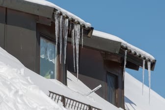Richtet die Schneelast auf dem Dach Schäden am Gebäude an, greift nicht automatisch die Wohngebäudeversicherung.