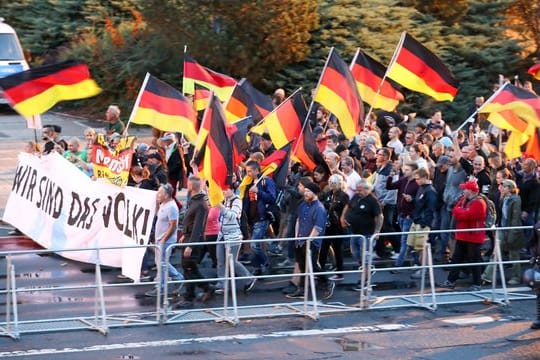 "Wir sind das Volk" - eine von "Pro Chemnitz" organisierte Demonstration zieht durch die Stadt.