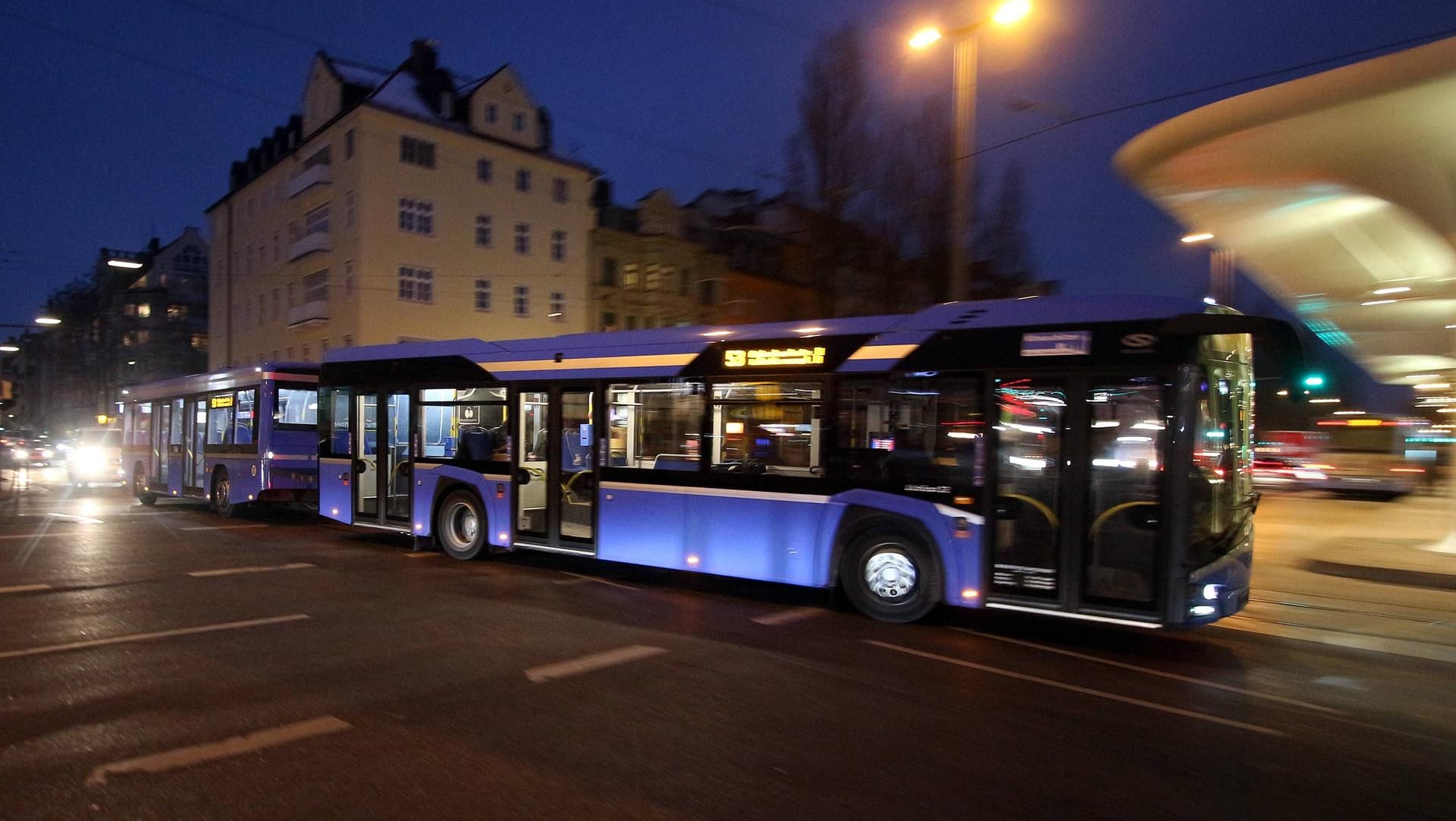 Münchner Stadtbus: Ein Junge ist an einer Haltestelle überrollt worden. Münchner Stadtbus: Ein Junge ist an einer Haltestelle überrollt worden.
