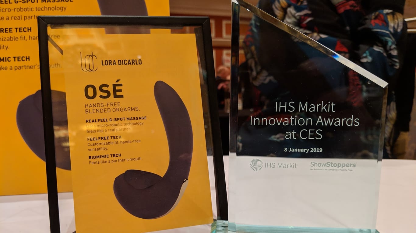 Ein Flyer zum "Osé" und der Innovationspreis der CES: Die Veranstalter der Elektronikmesse zogen den Preis für das Gerät wieder zurück.