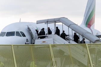 Abgelehnte Asylbewerber steigen am Baden-Airport im Rahmen einer landesweiten Sammelabschiebung in ein Flugzeug (Archivbild): Der 23-Jährige war einer von zwei Männern aus Hessen an Bord des Abschiebeflugs nach Kabul.