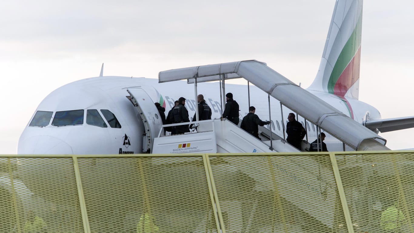 Abgelehnte Asylbewerber steigen am Baden-Airport im Rahmen einer landesweiten Sammelabschiebung in ein Flugzeug (Archivbild): Der 23-Jährige war einer von zwei Männern aus Hessen an Bord des Abschiebeflugs nach Kabul.