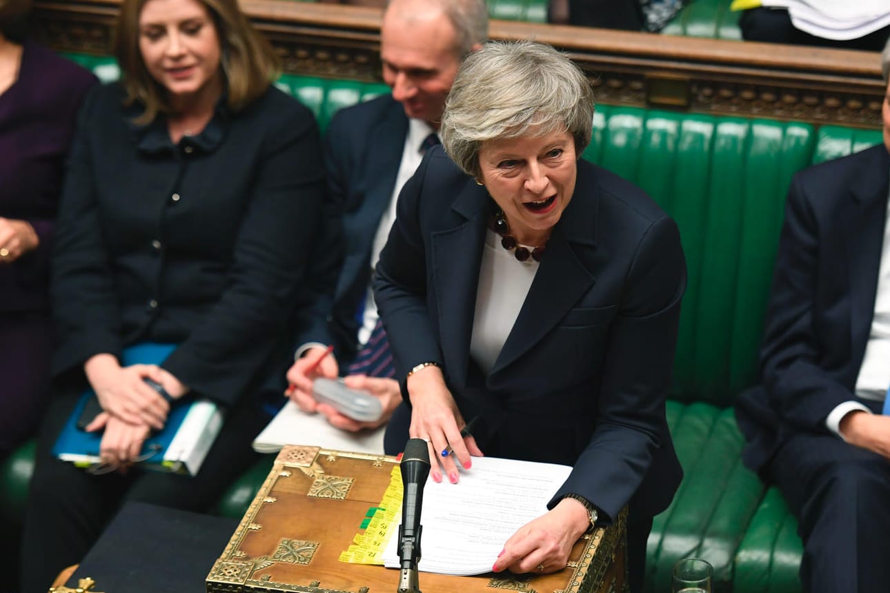 Theresa May mit Abgeordneten: In der Brexit-Debatte mit dem Rücken zur Wand.