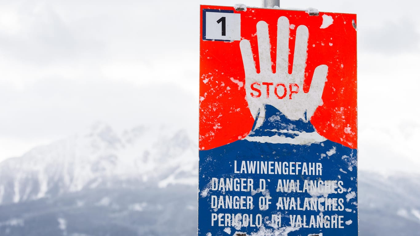Ein Warnschild mit der Aufschrift "Stop- Lawinengefahr": Immer mehr Orte in Österreich sind wegen den Schneemassen nicht mehr erreichbar.