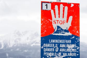 Ein Warnschild mit der Aufschrift "Stop- Lawinengefahr": Immer mehr Orte in Österreich sind wegen den Schneemassen nicht mehr erreichbar.