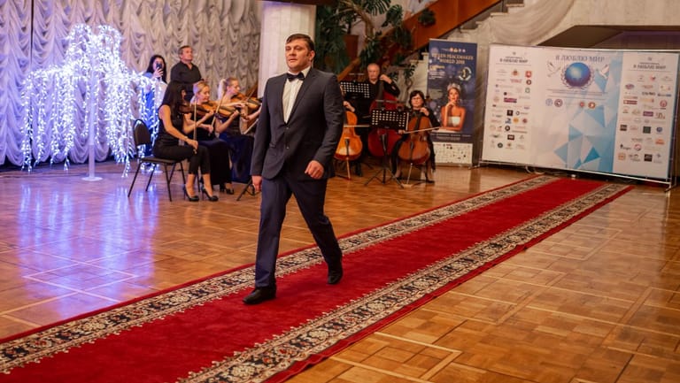 Der Opernsänger auf dem roten Teppich: Auf der Krim legte er einen Auftritt hin. Jetzt wolle er mit dem Festival nichts mehr zu tun haben, sagt Klassin.