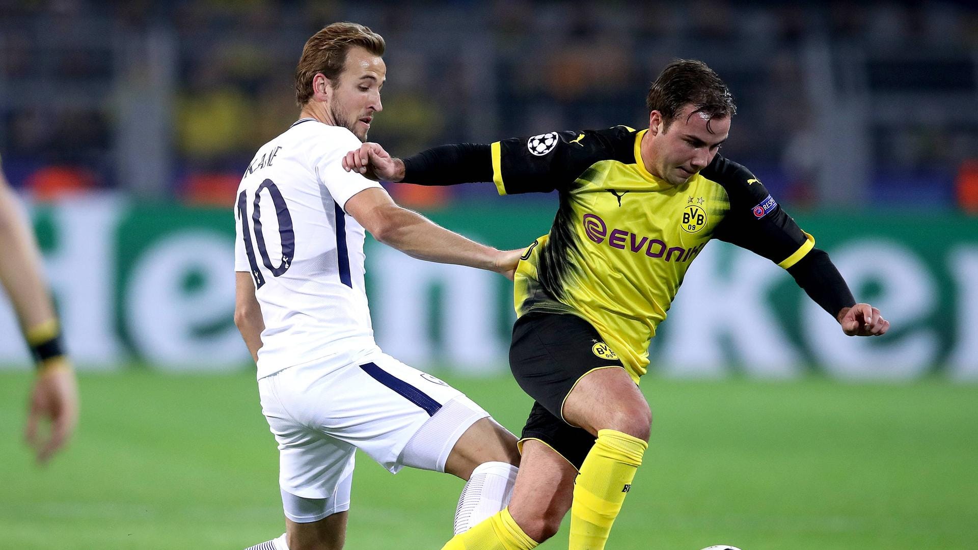 Szene aus der Vorsaison: Harry Kane (links) im Duell mit Mario Götze vom BVB.