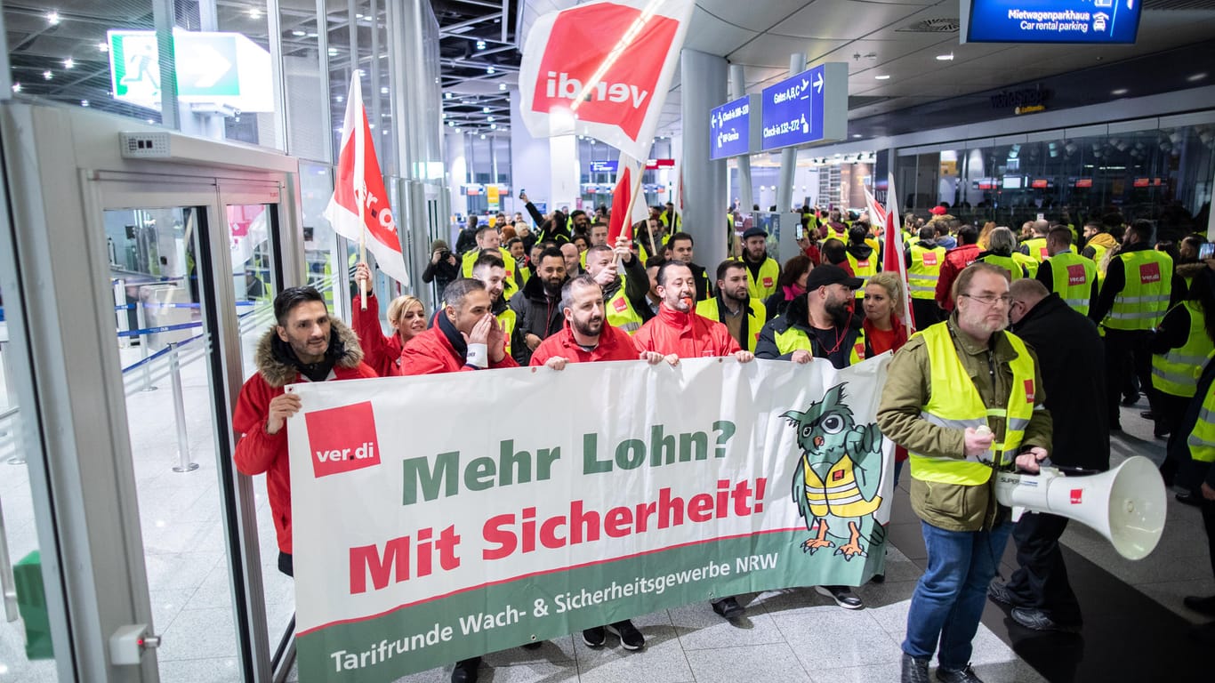 Das Sicherheitspersonal demonstriert im Gebäude des Düsseldorfer Flughafens: Verdi fordert einen Stundenlohn von 20 Euro für die Beschäftigten.