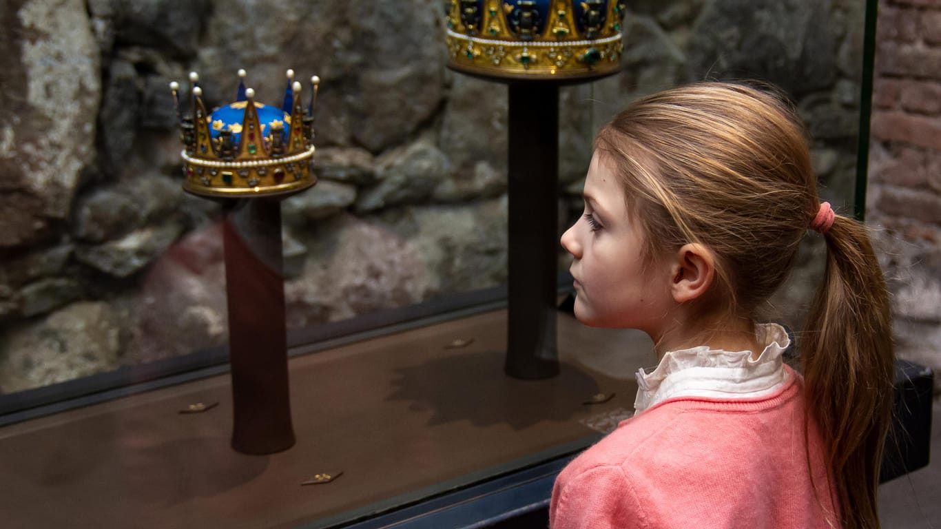 Prinzessin Estelle: Die kleine Royal schaut sich ihre Krone an.
