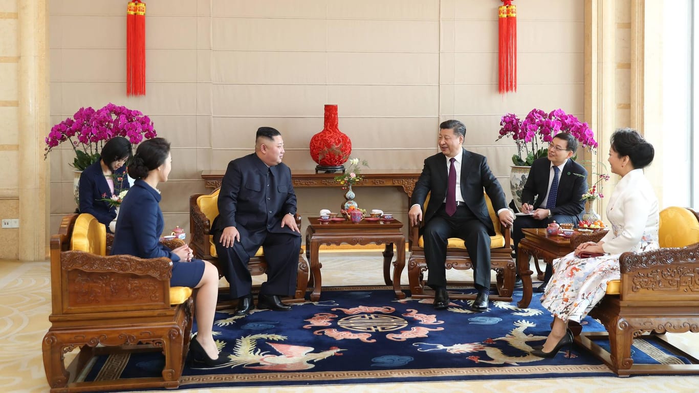Chinas Präsident Xi und Nordkoreas Diktator Kim bei einem Treffen in Peking: Zuletzt hatte Kim in seiner Neujahrsansprache mit einer Kursänderung gedroht, sollten die USA die Strafmaßnahmen gegen sein Land aufrecht halten.