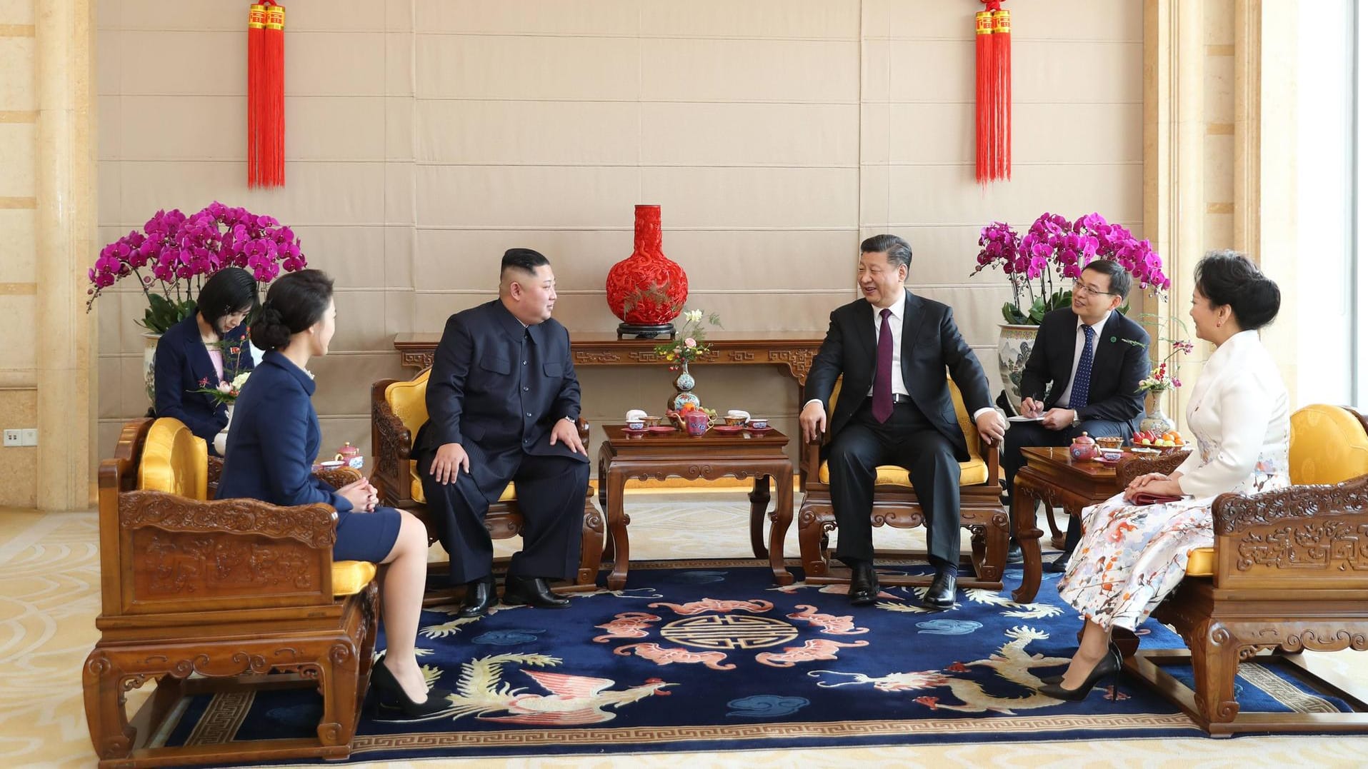 Chinas Präsident Xi und Nordkoreas Diktator Kim bei einem Treffen in Peking: Zuletzt hatte Kim in seiner Neujahrsansprache mit einer Kursänderung gedroht, sollten die USA die Strafmaßnahmen gegen sein Land aufrecht halten. Chinas Präsident Xi und Nordkoreas Diktator Kim bei einem Treffen in Peking: Zuletzt hatte Kim in seiner Neujahrsansprache mit einer Kursänderung gedroht, sollten die USA die Strafmaßnahmen gegen sein Land aufrecht halten.