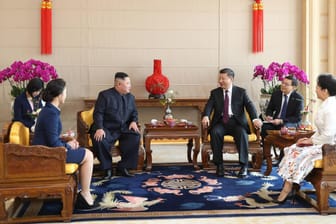 Chinas Präsident Xi und Nordkoreas Diktator Kim bei einem Treffen in Peking: Zuletzt hatte Kim in seiner Neujahrsansprache mit einer Kursänderung gedroht, sollten die USA die Strafmaßnahmen gegen sein Land aufrecht halten.