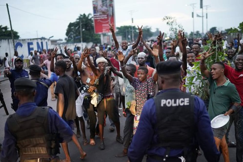 Feiernde Menschen nach Bekanntgabe der Wahlergebnisse in Kinshasa.