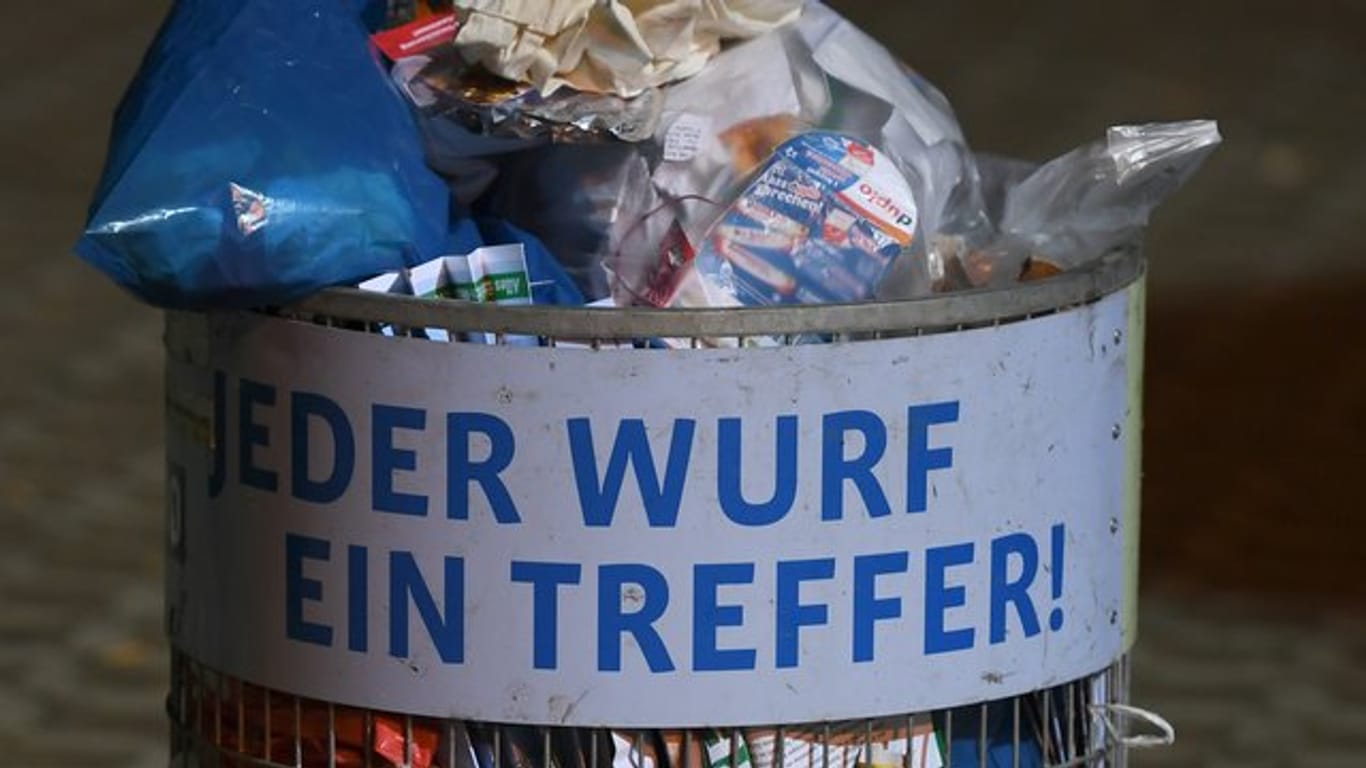 Allein in der vergangenen Saison sind nach Angaben der Deutschen Umwelthilfe 11,5 Millionen Einwegbecher in den Stadien angefallen.