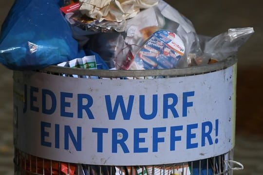 Allein in der vergangenen Saison sind nach Angaben der Deutschen Umwelthilfe 11,5 Millionen Einwegbecher in den Stadien angefallen.