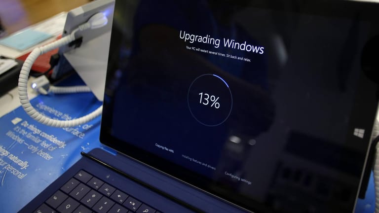 Laptop mit Update für Windows 10: Sicherheitslücken schließen.
