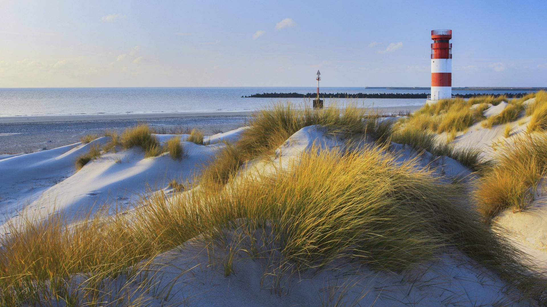 Leuchtturm auf Helgoland: Die "New York Times" hebt die Nordseeinseln auch wegen ihrer Nachhaltigkeit als Reiseziel hervor.