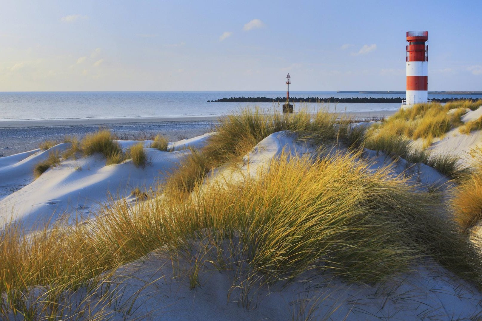 Leuchtturm auf Helgoland: Die "New York Times" hebt die Nordseeinseln auch wegen ihrer Nachhaltigkeit als Reiseziel hervor.