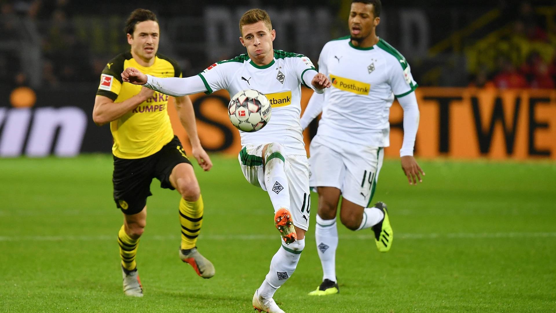 Umworben: Thorgan Hazard (vo.) wechselte 2014 zuerst als Leihspieler von Chelsea zu Gladbach und wurde 2015 fest von den Westdeutschen verpflichtet. Nun könnte er bald zum BVB um Mittelfeldstar Thomas Delaney (l.) weiterziehen.