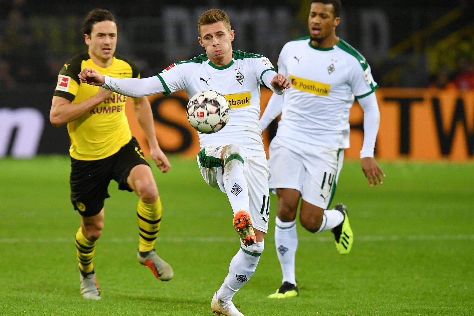 Umworben: Thorgan Hazard (vo.) wechselte 2014 zuerst als Leihspieler von Chelsea zu Gladbach und wurde 2015 fest von den Westdeutschen verpflichtet. Nun könnte er bald zum BVB um Mittelfeldstar Thomas Delaney (l.) weiterziehen.