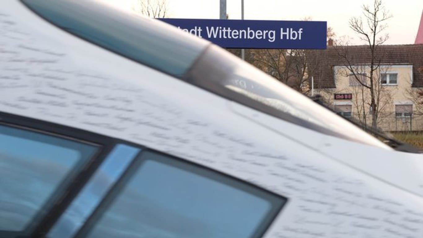 Ein ICE fährt am Bahnhof von Wittenberg entlang.