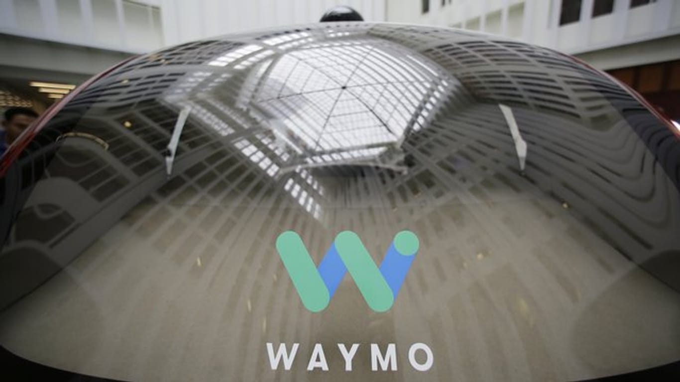 Die Google-Schwesterfirma Waymo plant ihre Roboterwagen-Technologie auch in Privatfahrzeuge zu bringen.