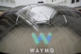 Die Google-Schwesterfirma Waymo plant ihre Roboterwagen-Technologie auch in Privatfahrzeuge zu bringen.