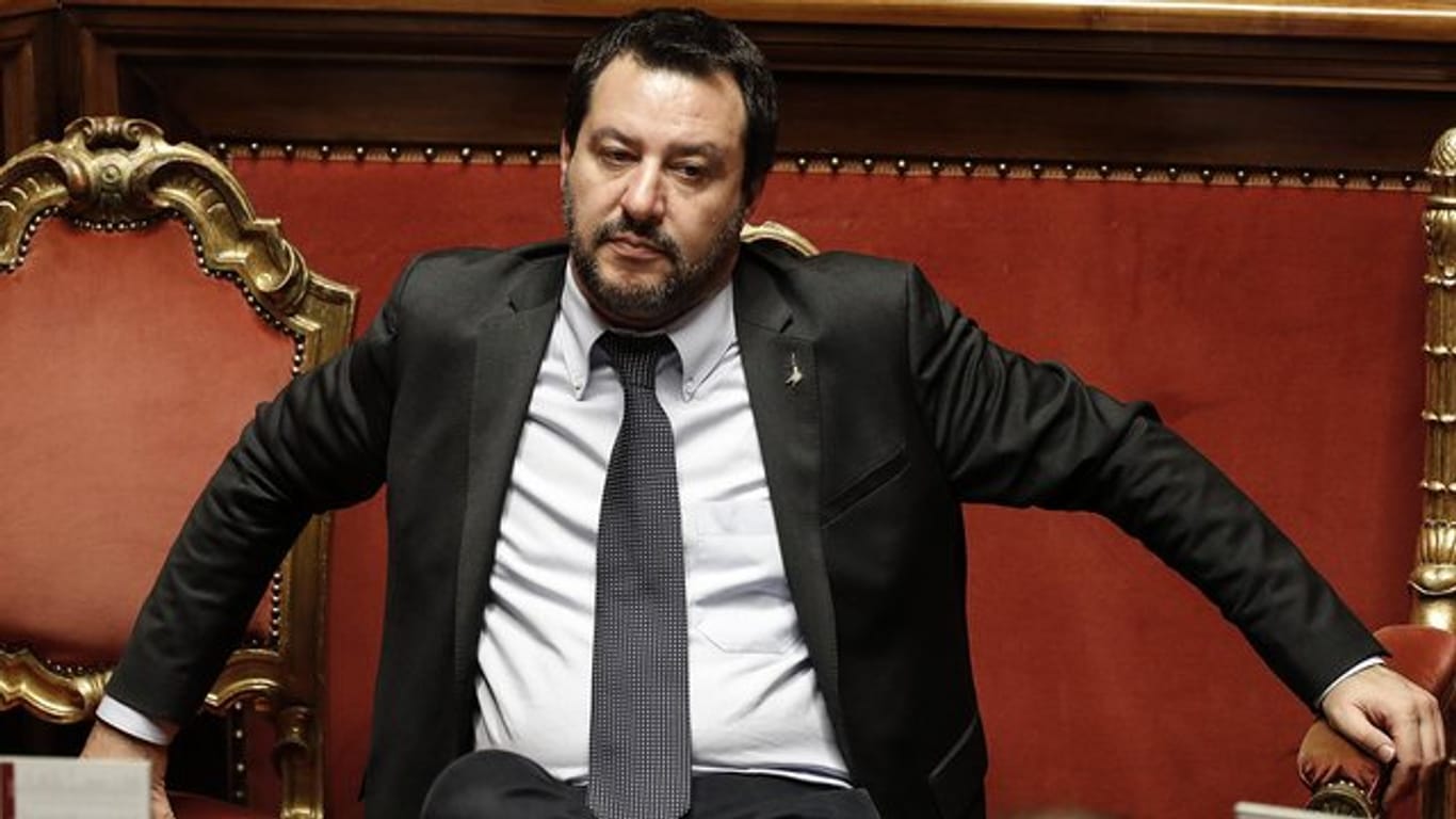 Der rechte Vize-Premier und Innenminister Matteo Salvini droht nach einem Treffen mit Ministerpräsident Giuseppe Conte, Italien werde keinen einzigen Migranten aufnehmen, "solange Europa seine Verpflichtungen nicht hält".