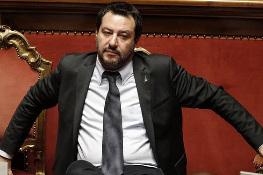 Der rechte Vize-Premier und Innenminister Matteo Salvini droht nach einem Treffen mit Ministerpräsident Giuseppe Conte, Italien werde keinen einzigen Migranten aufnehmen, "solange Europa seine Verpflichtungen nicht hält".