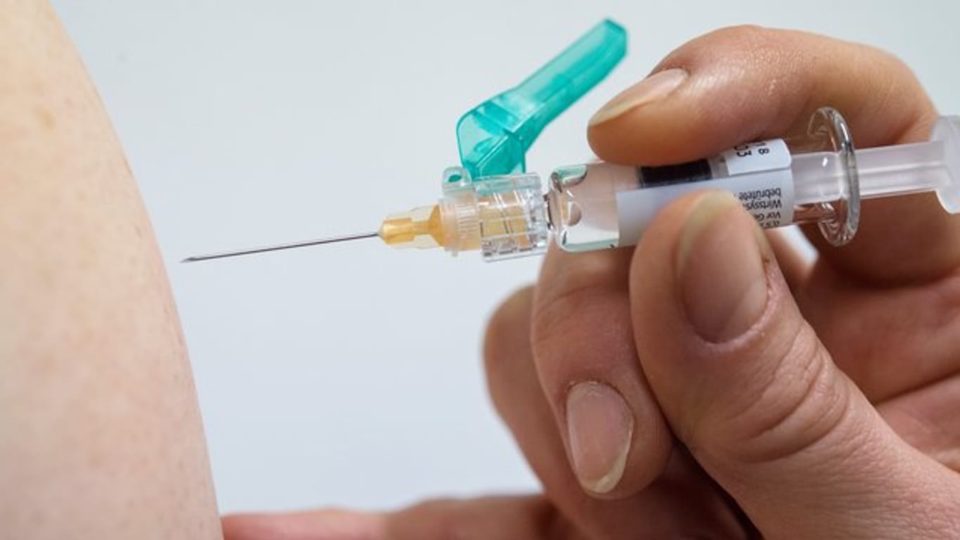 Das Robert Koch-Institut rät über 60-Jährigen, chronisch Kranken, Schwangeren und medizinischem Personal, sich noch gegen Grippe impfen zu lassen.