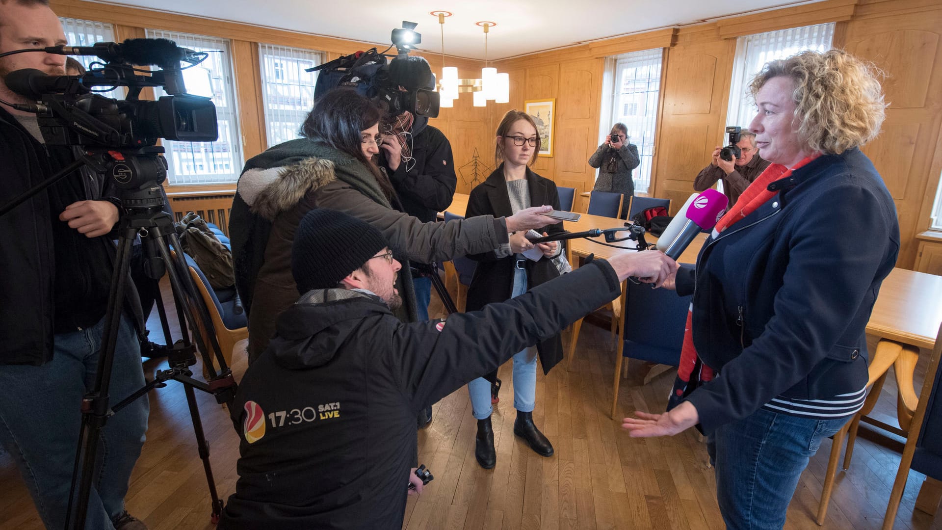 Claudia Blum, Bürgermeisterin von Homberg spricht vor TV-Teams und Journalisten: Der Angriff zeige, was ein 20-Jähriger schaffen könne, urteilte Blume. Claudia Blum, Bürgermeisterin von Homberg spricht vor TV-Teams und Journalisten: Der Angriff zeige, was ein 20-Jähriger schaffen könne, urteilte Blume.